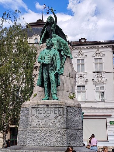 Statua del compositore dell'inno